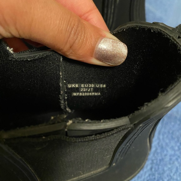 Hunter Boots - Women’s Classic Chelsea Hunter Boots in Black - Picture 9 of 9